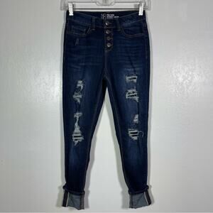 No Boundaries, Mid Rise Skinny Crop, Distressed. Size 3. Excellent condition!